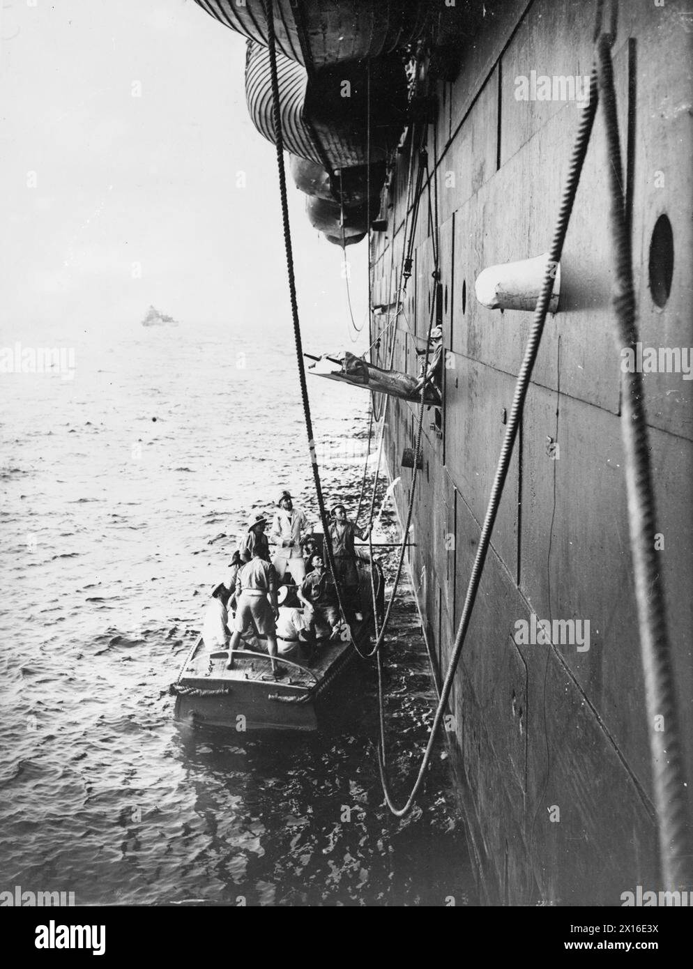 OPERAZIONI DAKAR. SETTEMBRE 1940, A BORDO DELLA SS WESTERNLAND, DURANTE IL VIAGGIO. - Un aereo britannico si schianta in mare a causa della mancanza di carburante. Uomo ferito portato accanto al trasporto Foto Stock