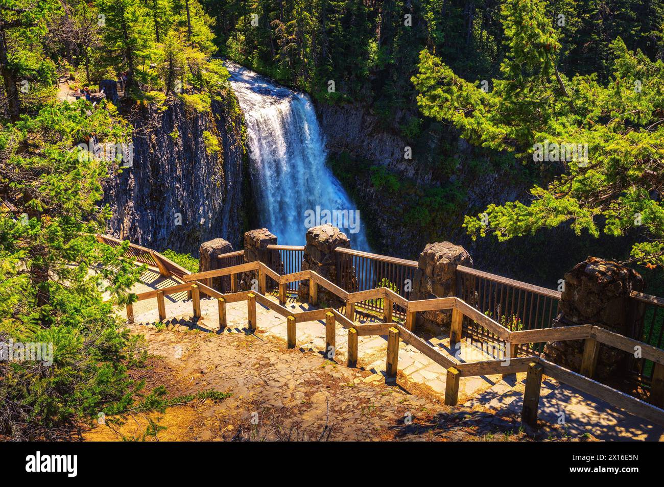 Cascate di Salt Creek con ringhiera in legno nell'Oregon, Stati Uniti Foto Stock