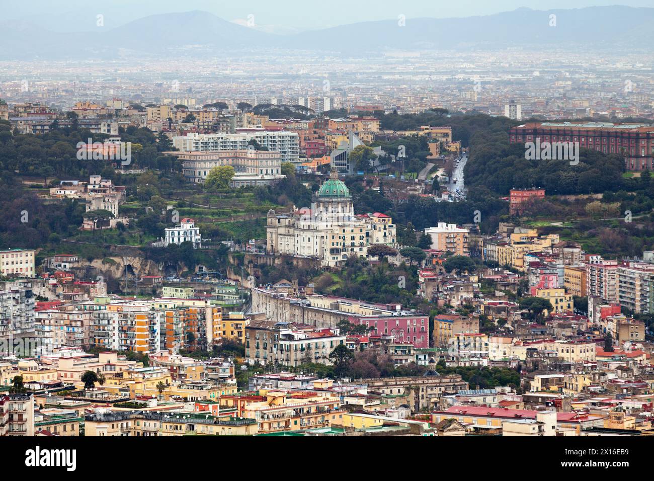 Veduta aerea di Napoli incentrata sulla madre del buon Consiglio, ma sono anche visibili il Museo Nazionale di Capodimonte, la teologica papale di San Luigi Foto Stock