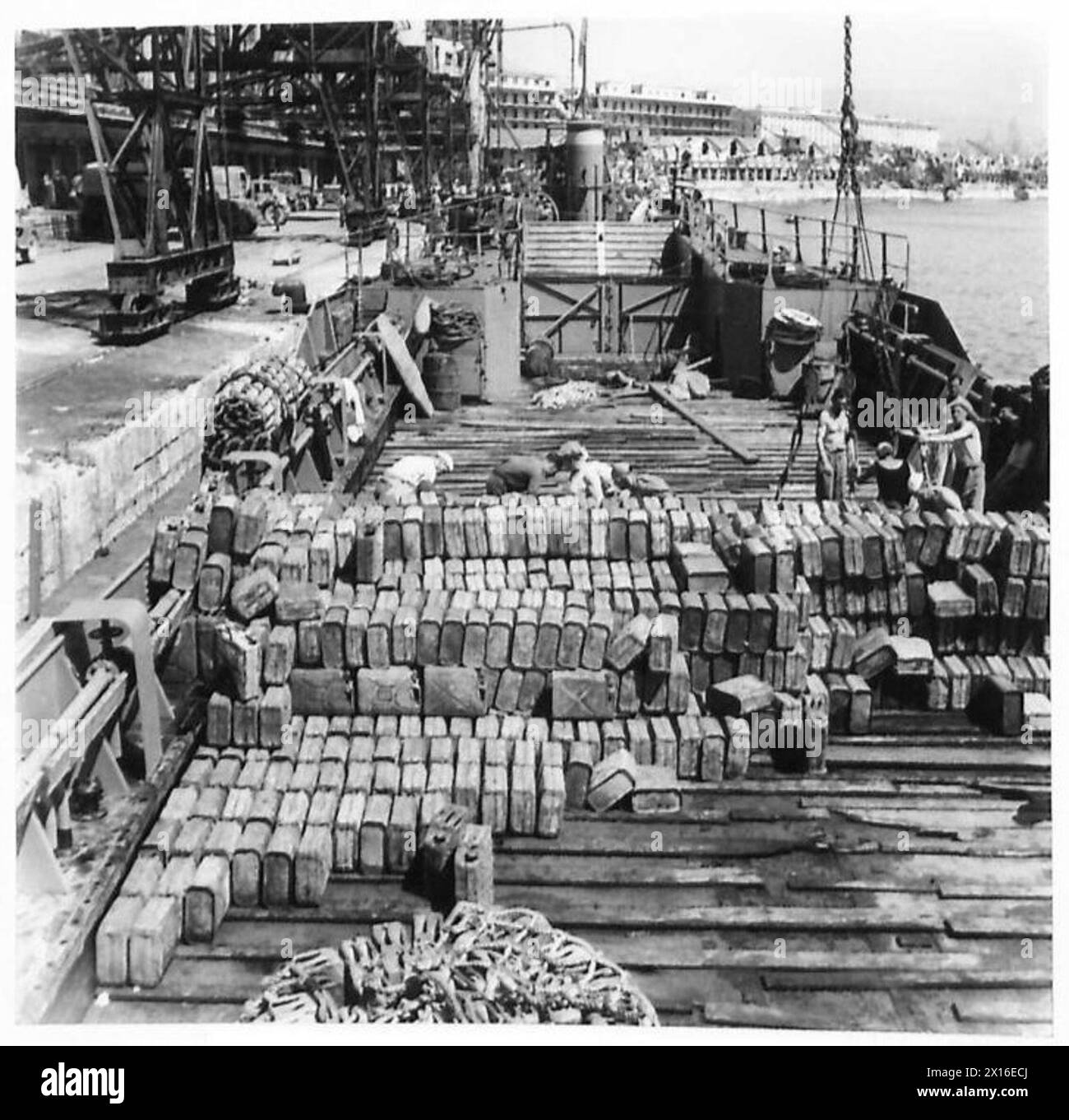 I L.C.T.S sono impiegati per far arrivare rifornimenti a Trieste fino a quando il porto non viene liberato dalle mine, consentendo alle grandi navi di operare in sicurezza. Foto Stock