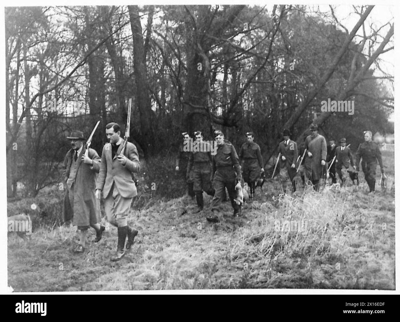 I SOLDATI SI GUADAGNANO LA CENA DI NATALE - tornano a casa dopo le riprese del mattino dell'esercito britannico Foto Stock