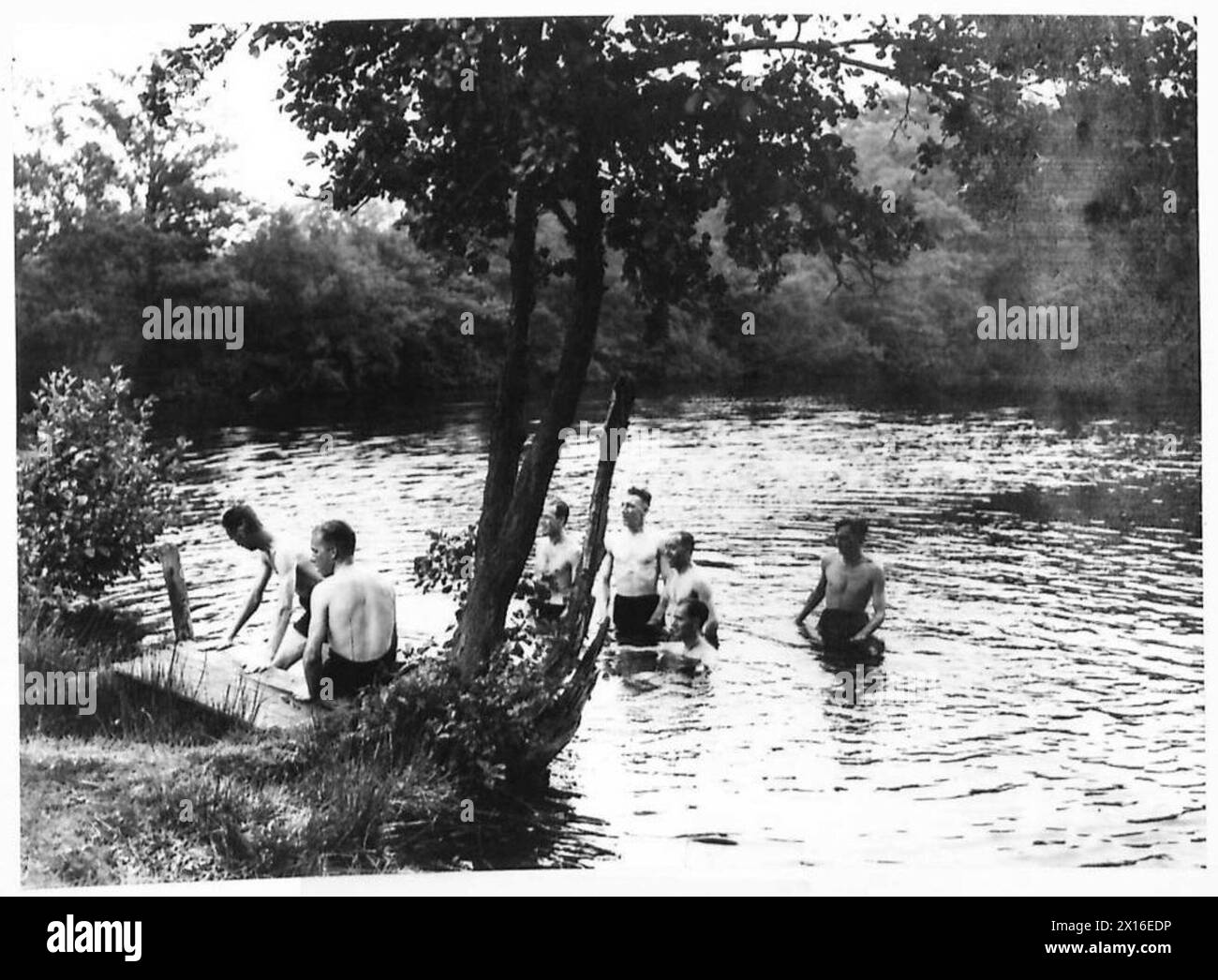 I membri del gruppo di comando controllo del traffico Aldershot si sono impegnati in un addestramento fisico, compresi gli esercizi di bagno, nell'ambito del condizionamento militare di routine. Foto Stock