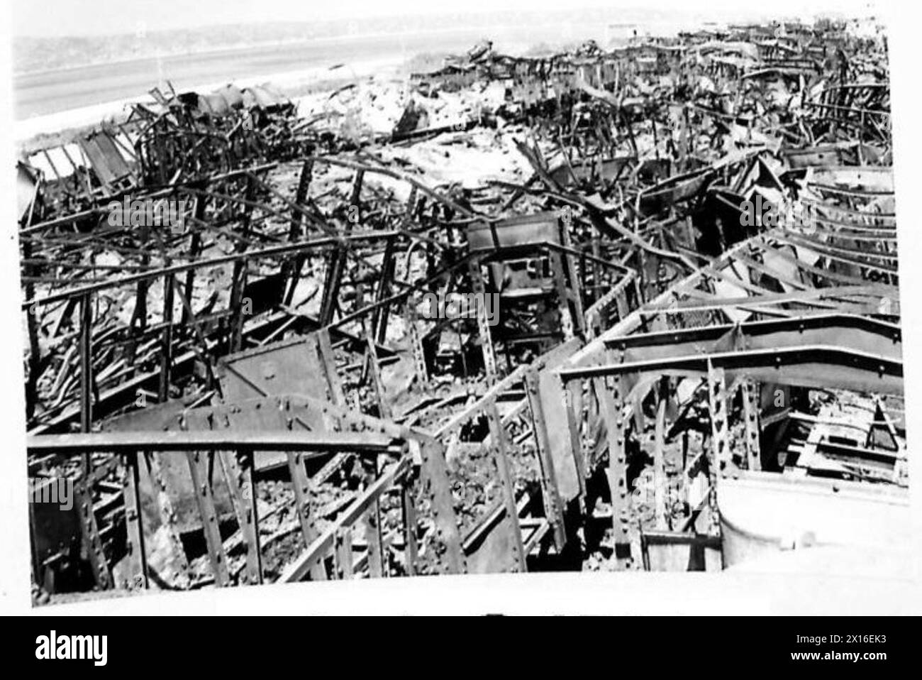 Gli attacchi della RAF alle ferrovie italiane a Villa S. Giovanni causarono ingenti rottami di treni, distruggendo centinaia di carrozze ferroviarie durante la seconda guerra mondiale Foto Stock