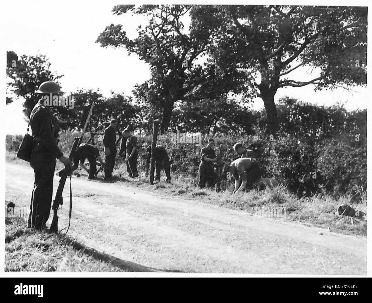I soldati di un reggimento del West Yorkshire costruiscono blocchi stradali vicino a un aeroporto per controllare l'accesso e migliorare la sicurezza durante le operazioni militari. Foto Stock