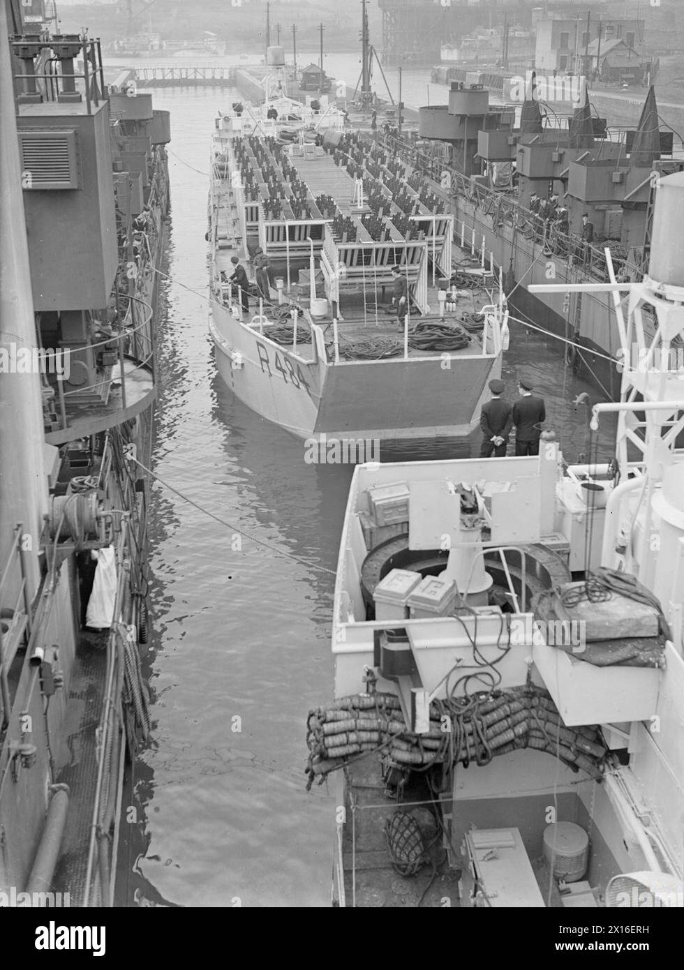 Il 13 dicembre 1944, la nave da sbarco Eastways stava caricando mezzi da sbarco (razzo) a Newcastle sul Tyne, inclusa una seconda unità LS(R). Foto Stock
