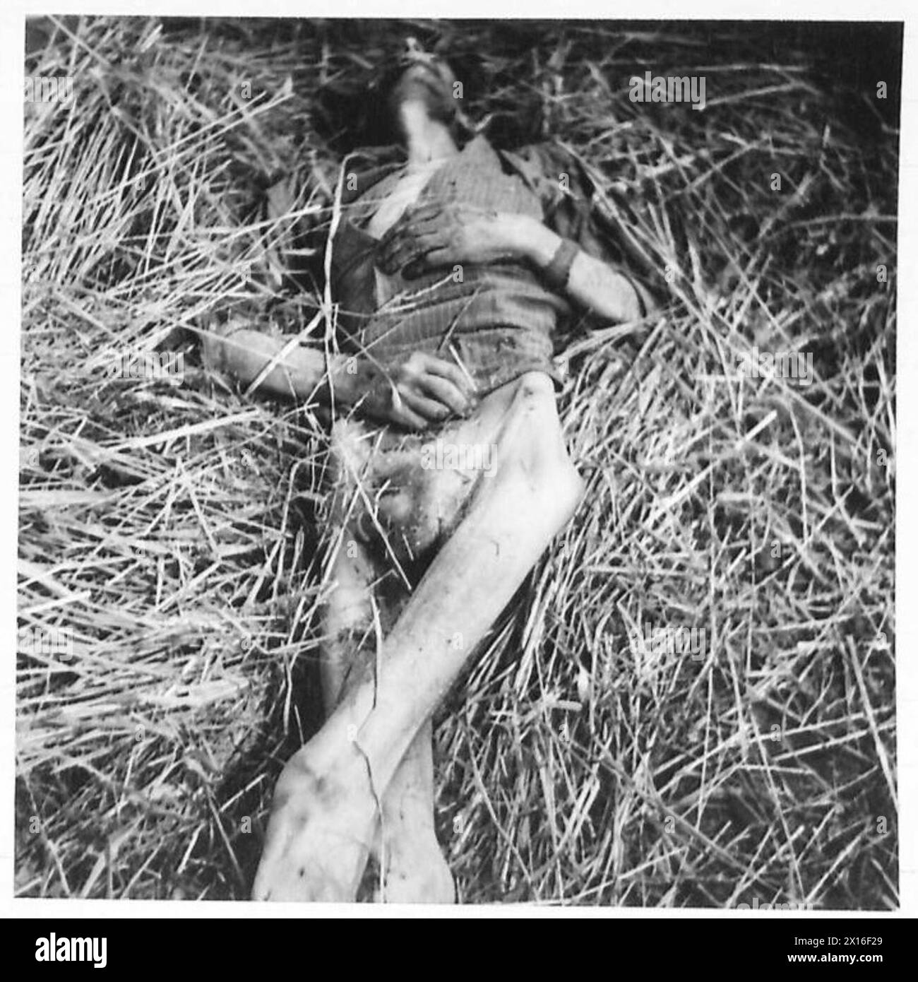 Avanzando le truppe britanniche del 21st Army Group raggiunsero celle e scoprirono un soldato russo morto di fame durante le operazioni della seconda guerra mondiale. Foto Stock