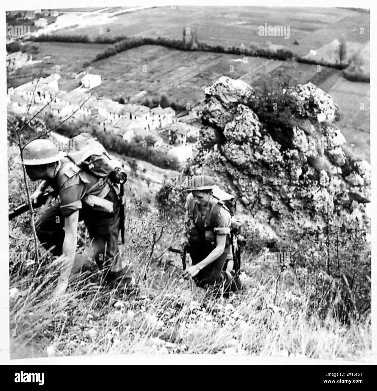 I soldati dell'Ottava Armata britannica scalano una ripida gola durante le operazioni militari in Italia. Foto Stock
