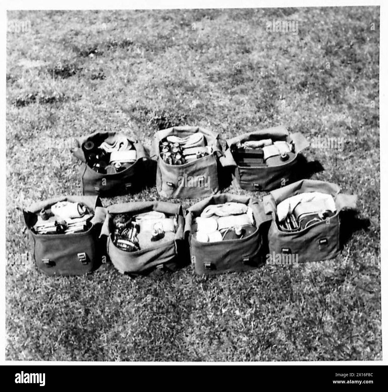 Un ordine di combattimento standard include teglia, bottiglia d'acqua, calze, asciugamano, coltello, forchetta e cucchiaio, con articoli aggiuntivi opzionali, British Army. Foto Stock