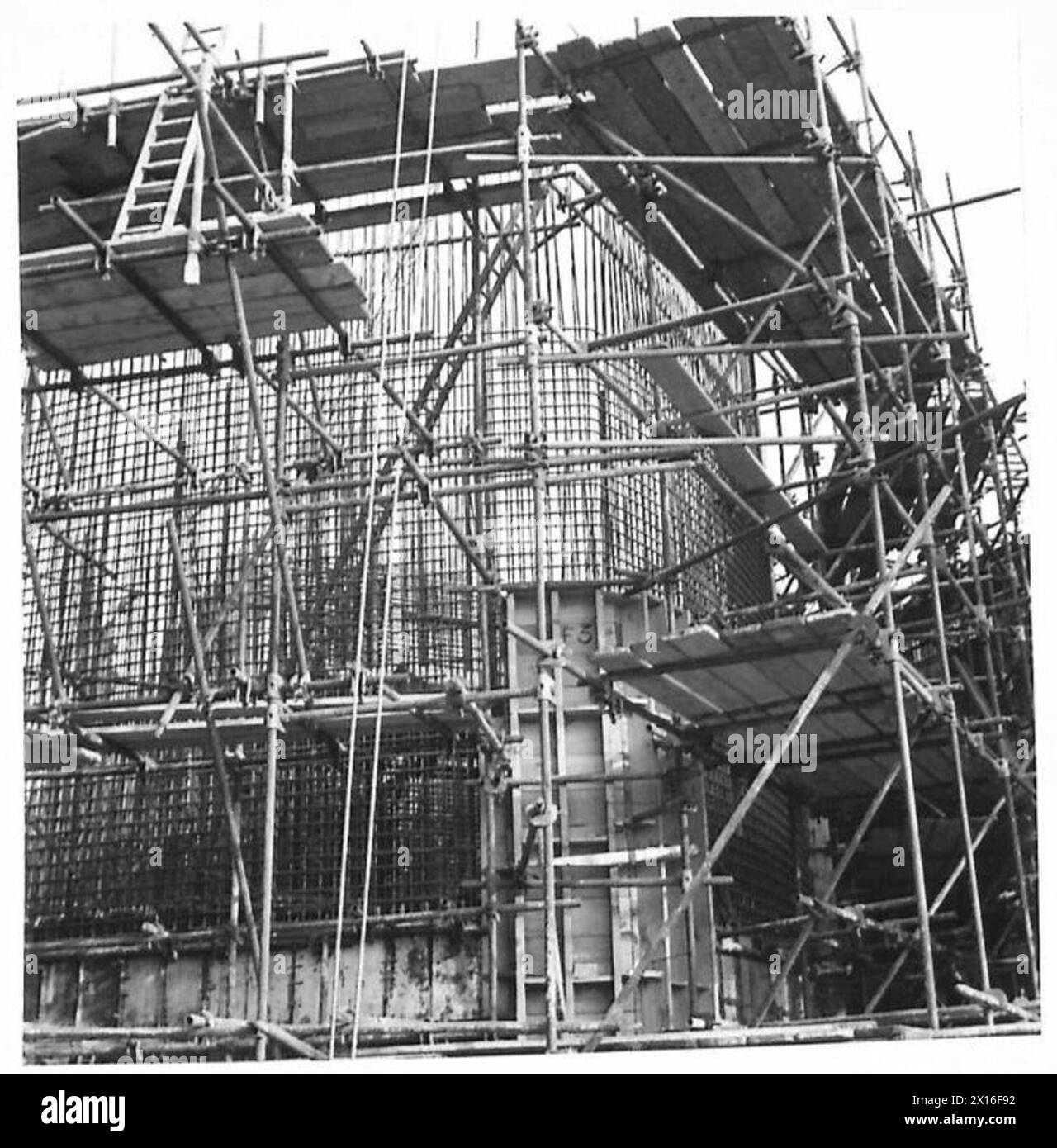 I ferri da rinforzo in fase iniziale sono mostrati durante un incarico speciale per D.TN., illustrando il lavoro di ingegneria e preparazione dell'esercito britannico. Foto Stock I ferri da rinforzo in fase iniziale sono mostrati durante un incarico speciale per D.TN., illustrando il lavoro di ingegneria e preparazione dell'esercito britannico. Foto Stock