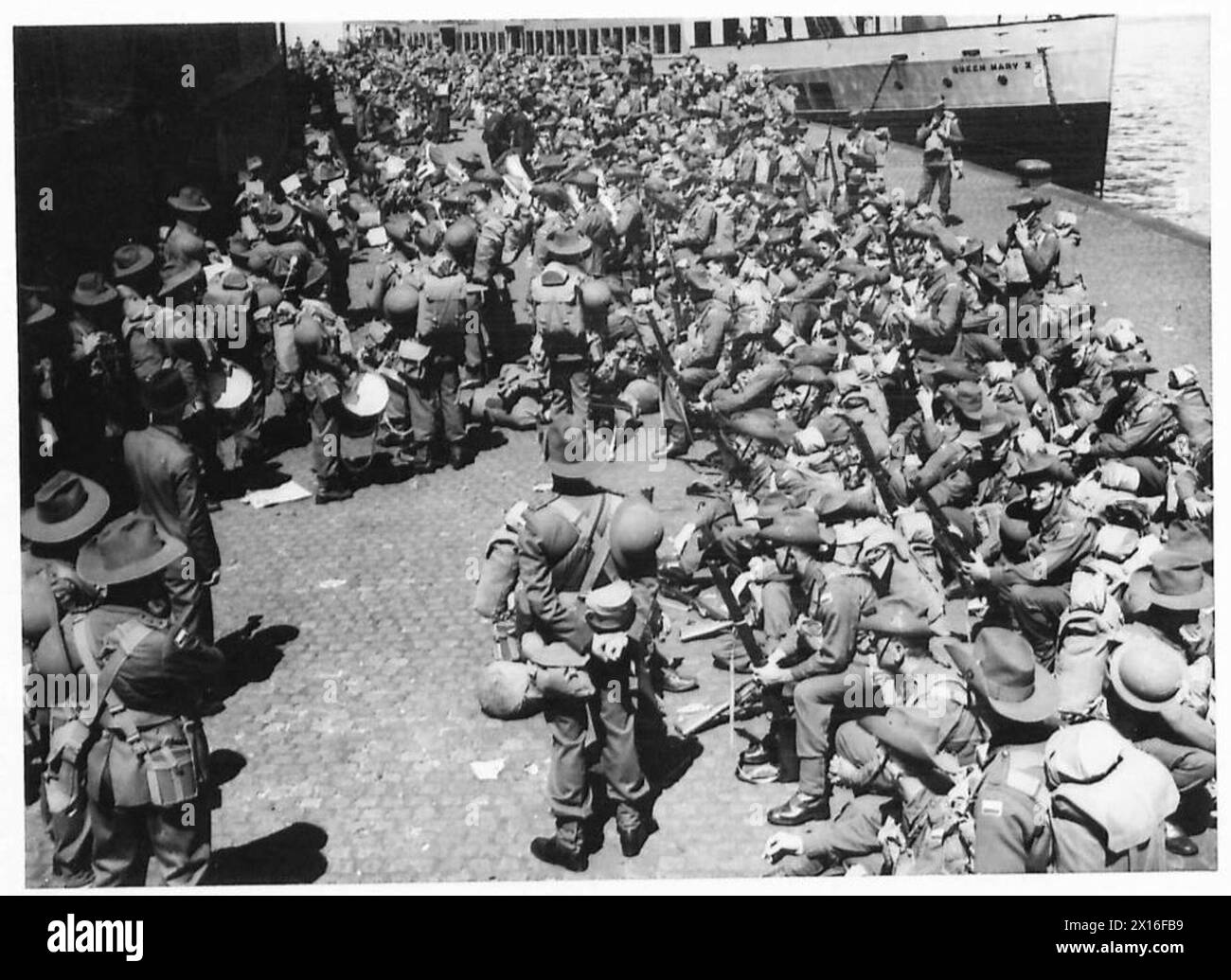 2ND AUSTRALIAN IMPERIAL FORCE - truppe australiane che ascoltano la loro band sulla banchina dopo lo sbarco a Gourock British Army Foto Stock