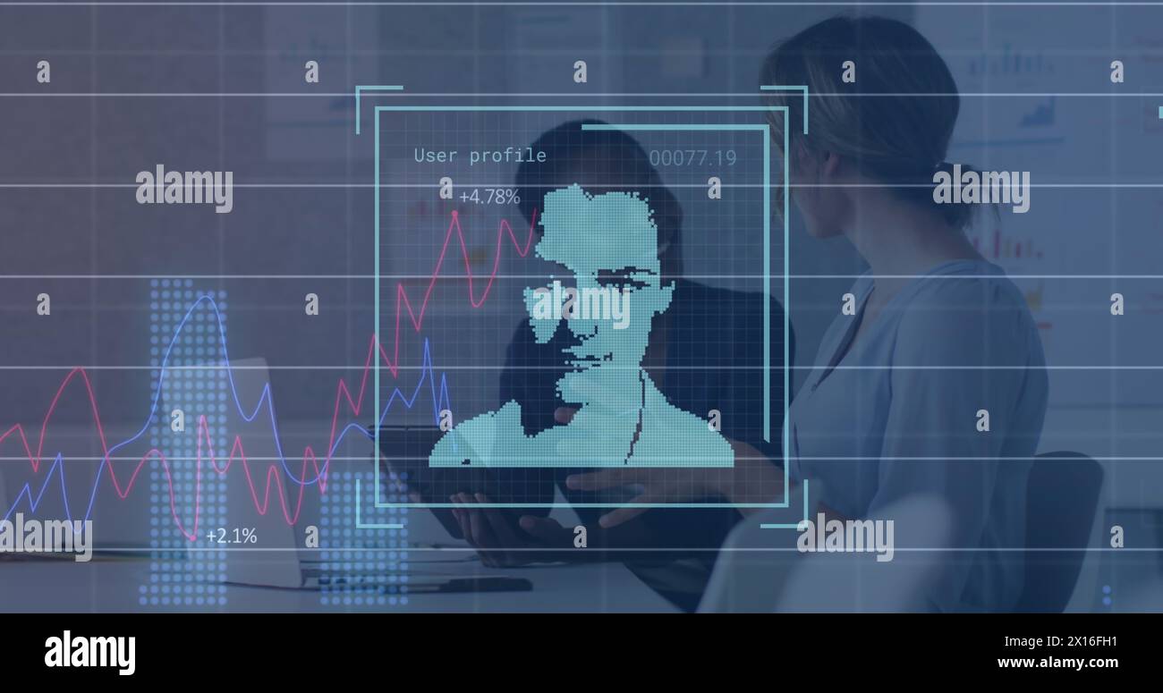 Immagine di un profilo digitale, grafici multipli, collaboratrici diverse che discutono sulla scrivania Foto Stock