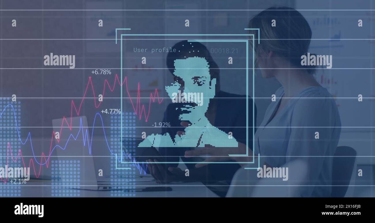 Immagine di un profilo digitale, grafici multipli, collaboratrici diverse che discutono sulla scrivania Foto Stock