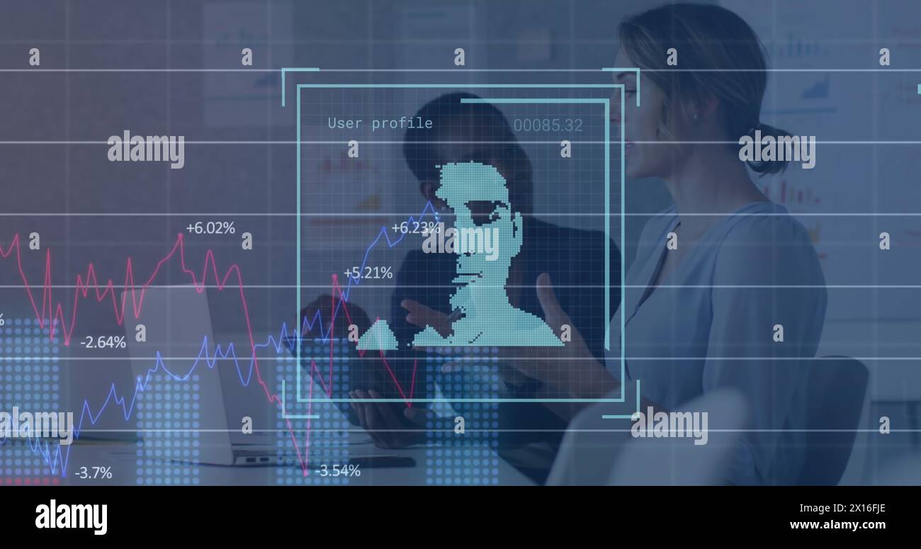 Immagine di un profilo digitale, grafici multipli, collaboratrici diverse che discutono sulla scrivania Foto Stock