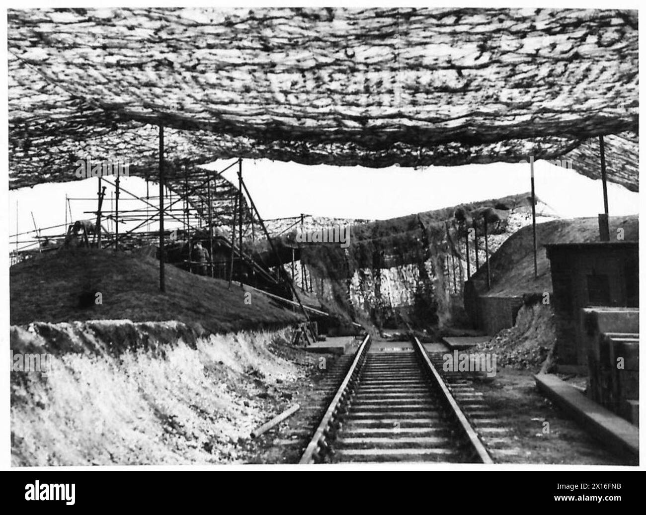 Il personale dell'esercito britannico gestisce cannoni d'artiglieria, tra cui il cannone chiamato "Pooh", a dover durante i preparativi militari. Foto Stock