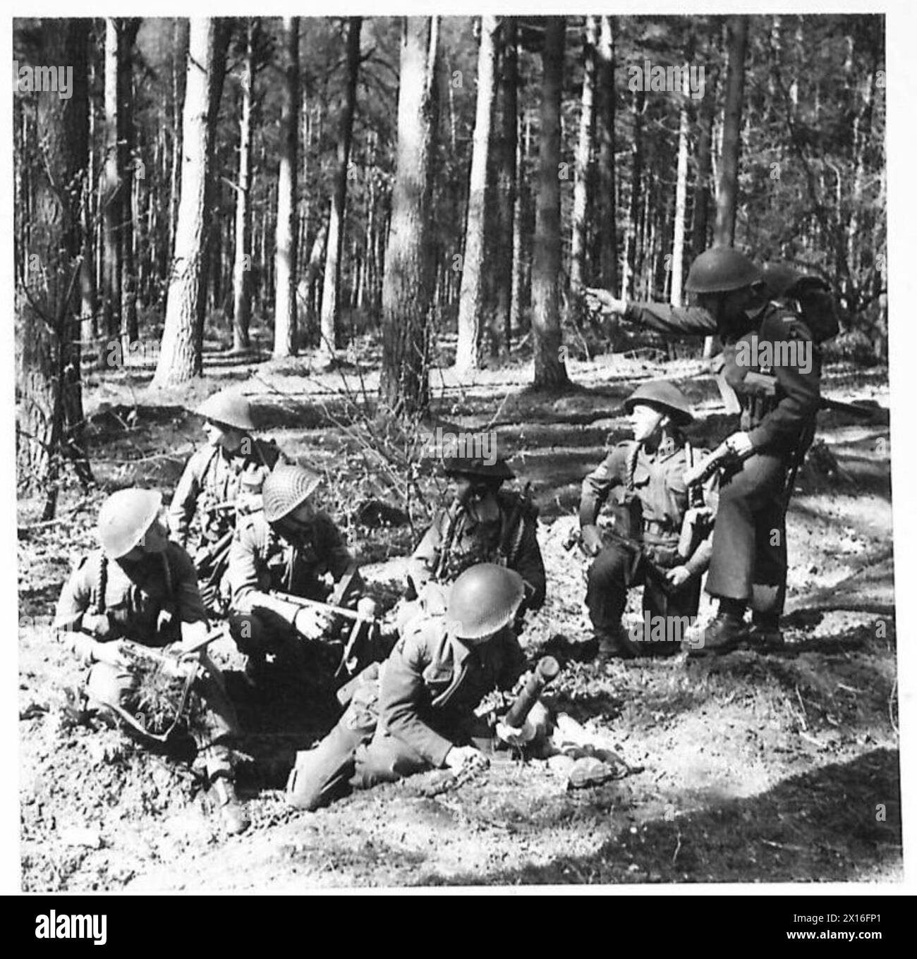 Il tenente A.M. Young di Winnipeg, che in precedenza prestava servizio in un'unità canadese, sta istruendo un gruppo di ufficiali mentre era collegato ai confini scozzesi del re dell'esercito britannico durante i preparativi del secondo fronte. Foto Stock