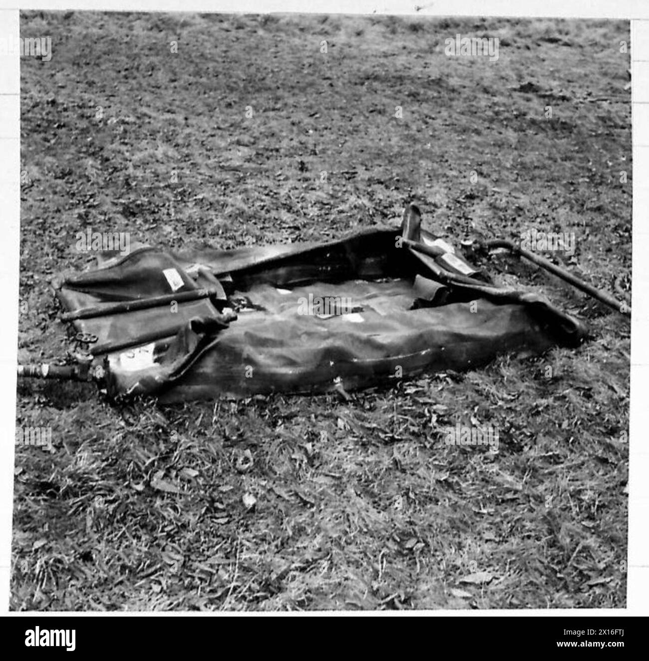 I serbatoi di benzina portatili in tessuto sono preparati per l'uso nelle operazioni S.T.2(d) da parte dell'esercito britannico. Foto Stock