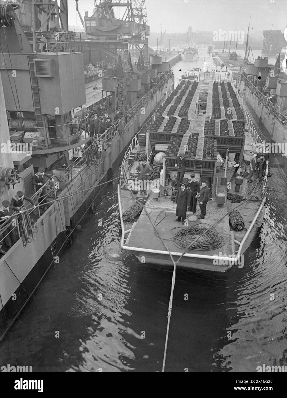 Il 13 dicembre 1944 a Newcastle on Tyne, la nave da sbarco Eastways caricò i mezzi da sbarco (razzo), con il primo LC(R) trasportato a bordo. Foto Stock