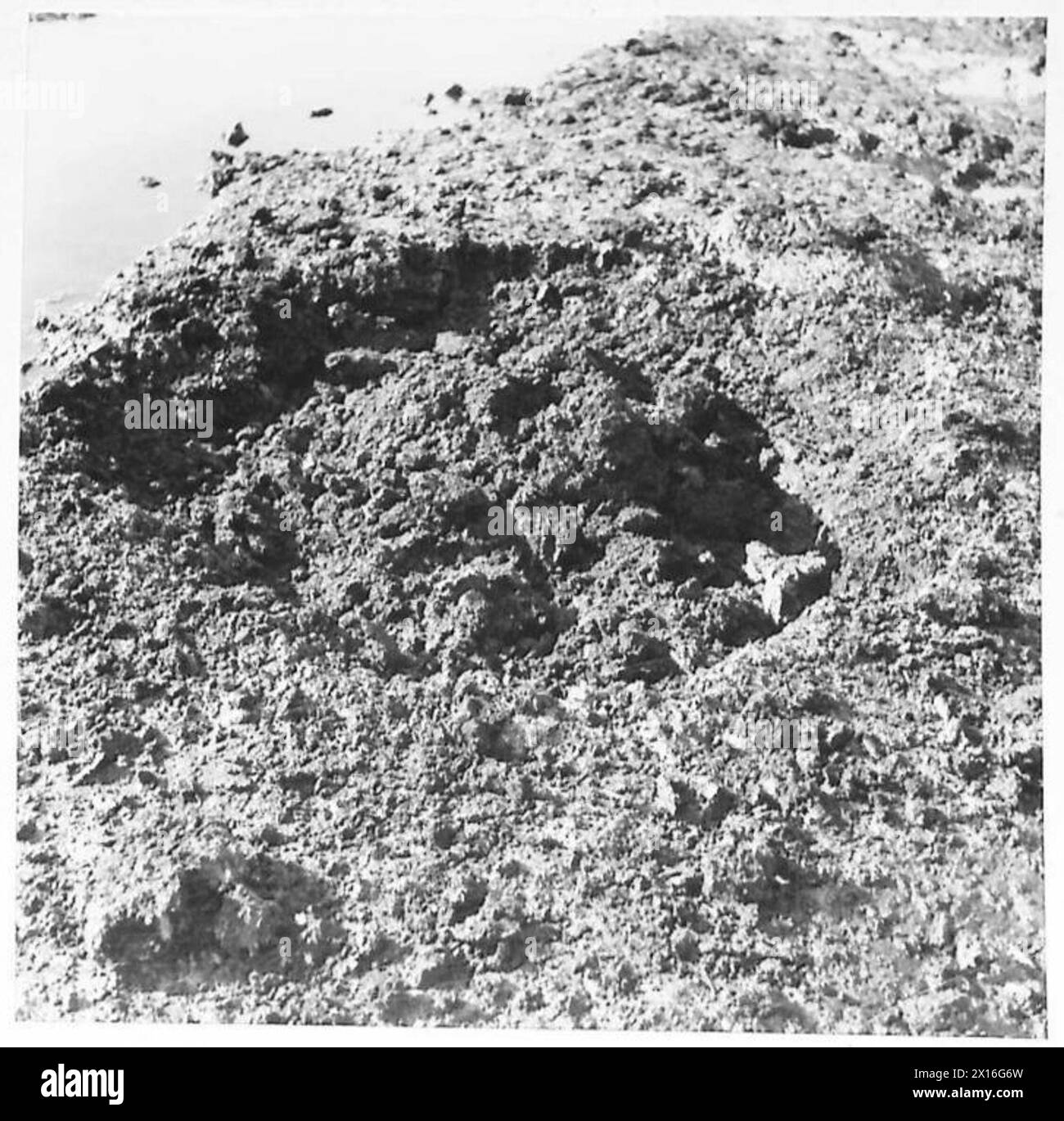 ASSEGNAZIONE SPECIALE PER la 79TH ARMORED DIVISION - cratere con guscio da 25 libbre in torba, British Army Foto Stock