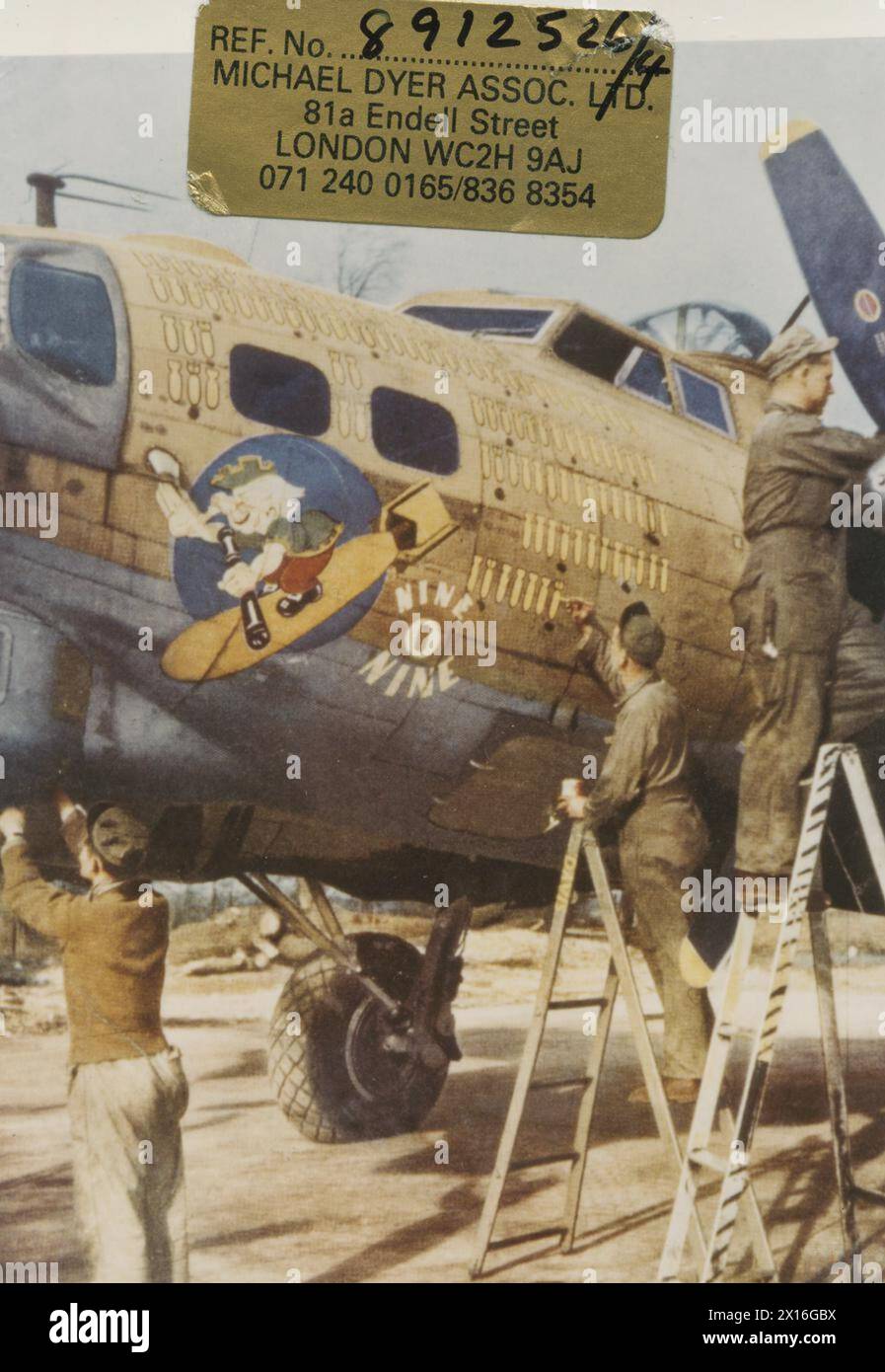 L'equipaggio di terra del 91st Bomb Group dipinge le illustrazioni del naso sul B-17 Flying Fortress 'Nine-o-Nine' (seriale 42-31909) a Bassingbourn, in Gran Bretagna, durante la seconda guerra mondiale Foto Stock L'equipaggio di terra del 91st Bomb Group dipinge le illustrazioni del naso sul B-17 Flying Fortress 'Nine-o-Nine' (seriale 42-31909) a Bassingbourn, in Gran Bretagna, durante la seconda guerra mondiale Foto Stock