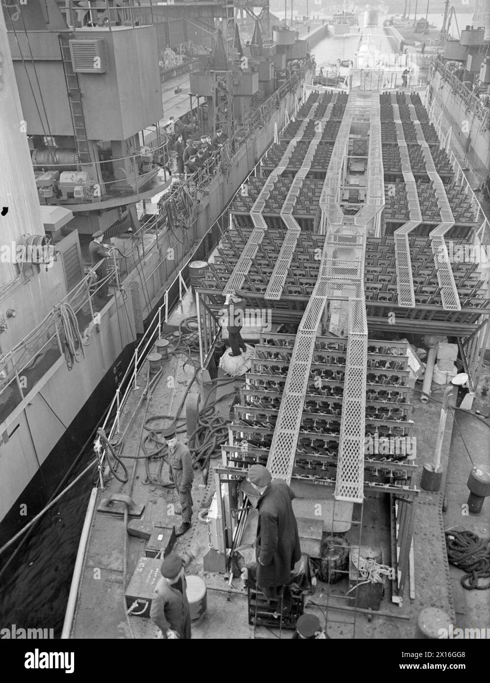 La nave da sbarco Eastways (LS(D)) carica razzi per imbarcazioni da sbarco (LC(R)) a Newcastle on Tyne il 13 dicembre 1944, con il primo LC(R) trasportato a bordo. Foto Stock