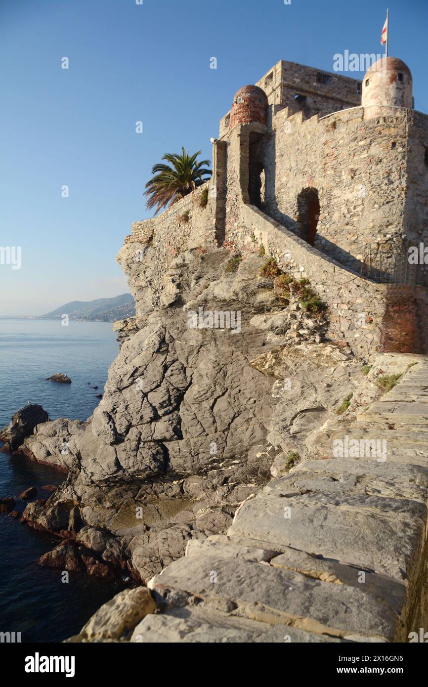 Camogli significa casa di maglioni perché nel mare ligure i mariti marinai erano sempre via mare. Foto Stock