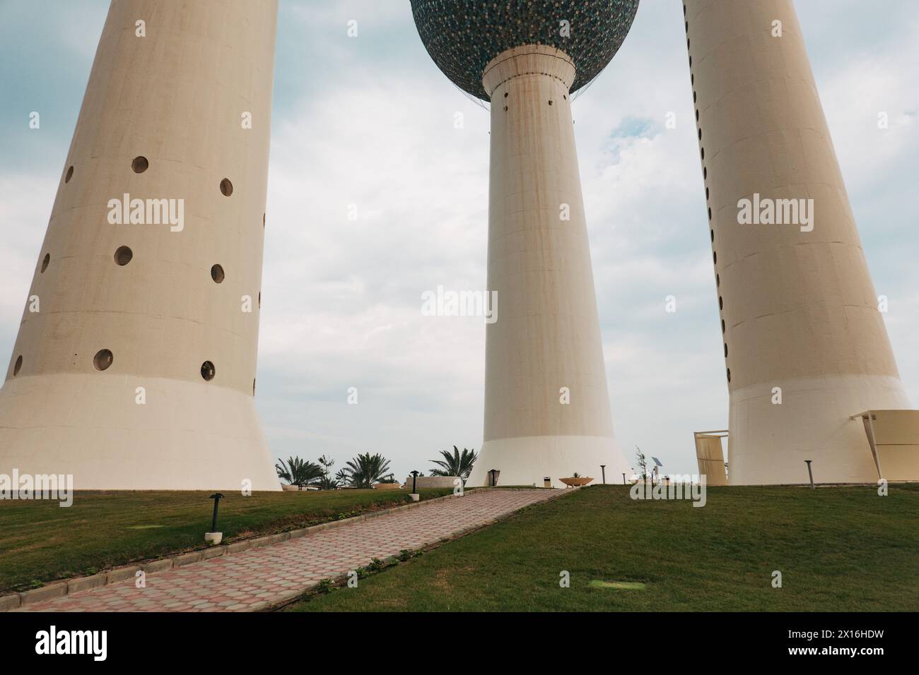 Le Kuwait Towers, tre torri che supportano strutture sferiche a Kuwait City Foto Stock