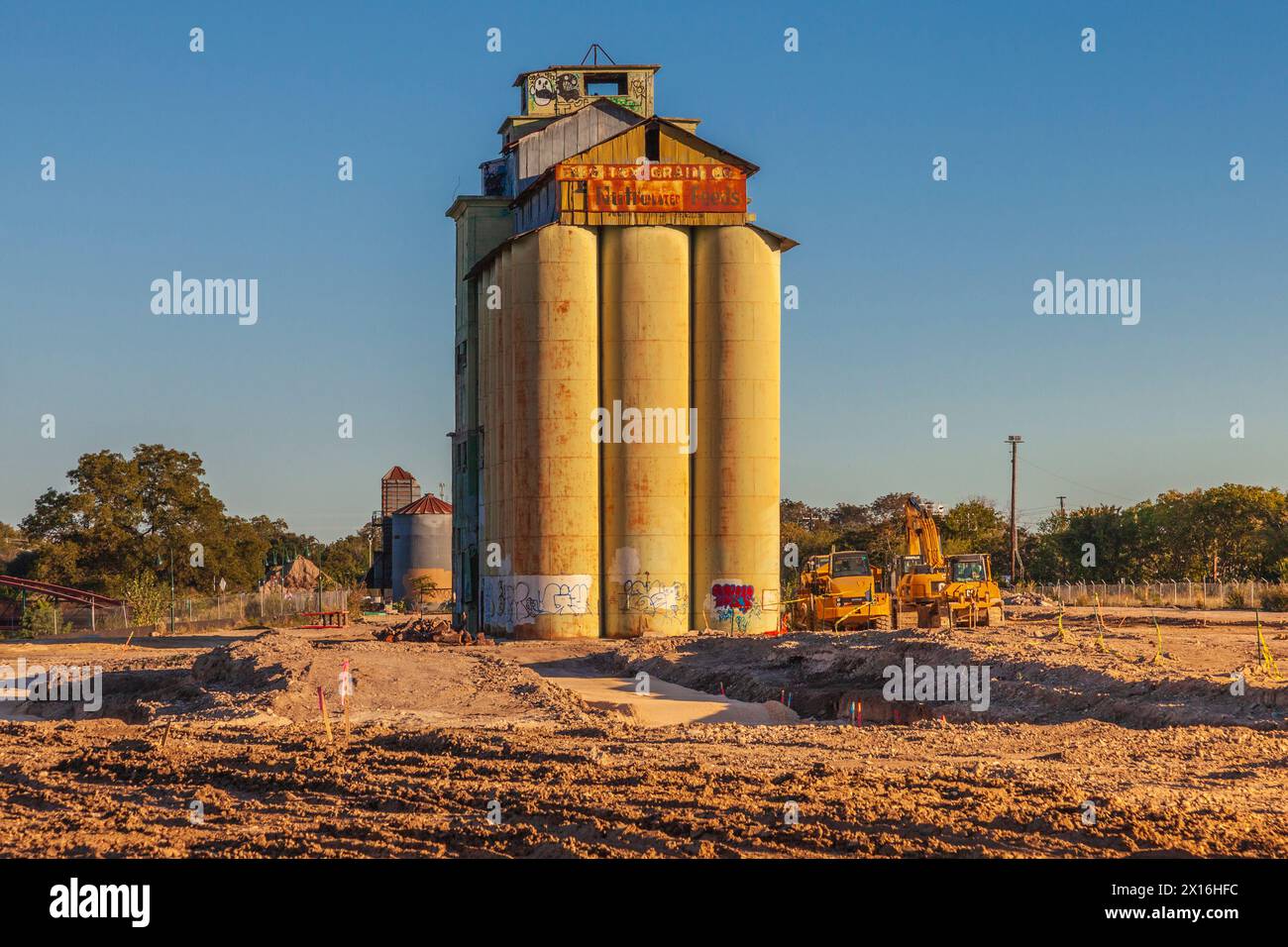 Silos di grano abbandonato al Big Tex Grain Site di San Antonio. Questi silos sono stati approvati dall'EPA per il risviluppo e la ristrutturazione ad uso misto. Foto Stock