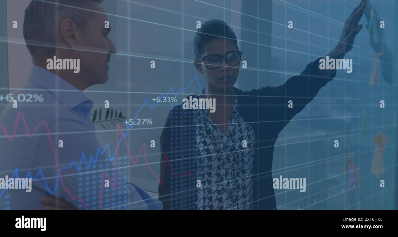 Immagini di più grafici con numeri variabili, diverse donne che spiegano la strategia al collega Foto Stock