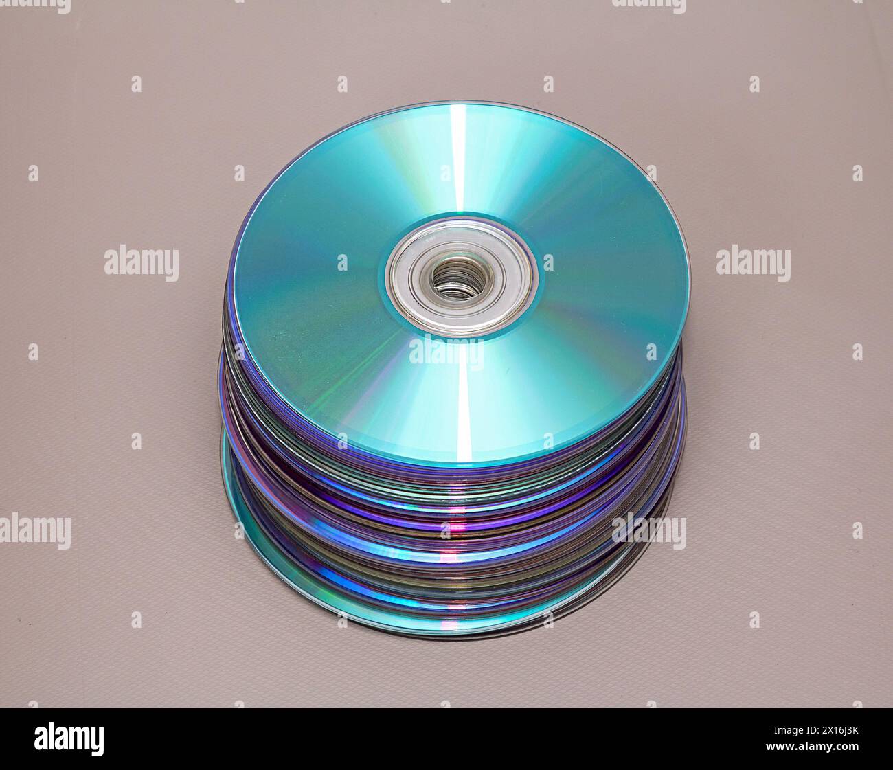 Pila di CD sul tavolo con sfondo bianco Foto Stock