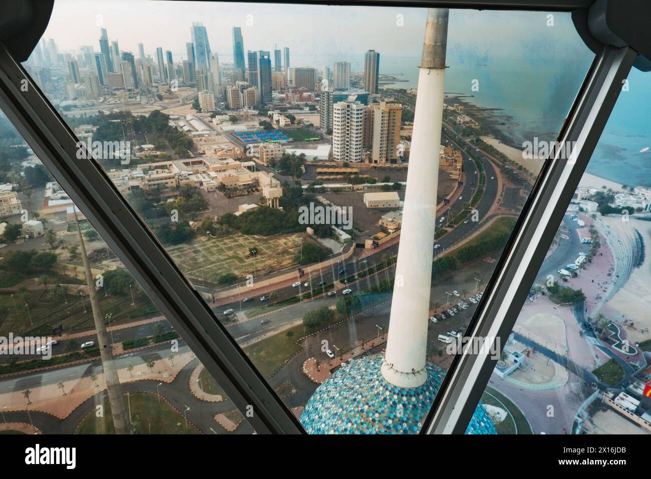 Affacciato sulla sfera inferiore e sullo skyline della città dalla piattaforma di osservazione pubblica delle Kuwait Towers, Kuwait City Foto Stock