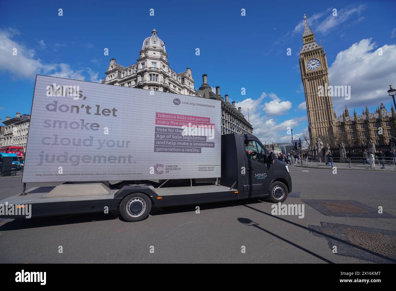 Londra 15 aprile 2024 . Un furgone porta una pubblicità fuori dal Parlamento con il messaggio "MP's don's don't let Smoke cloud your Judgment" di Cancer Research. Martedì i parlamentari discuteranno i piani per severe leggi contro il tabacco, in quanto il governo vuole introdurre la prima generazione senza fumo del Regno Unito in un importante intervento di sanità pubblica. Chiunque compia 15 anni da quest'anno sarebbe vietato di acquistare sigarette ai sensi della legge sul tabacco e i vapori, il che rende i vapes meno attraenti per i bambini.credito: amer ghazzal/Alamy Live News Foto Stock