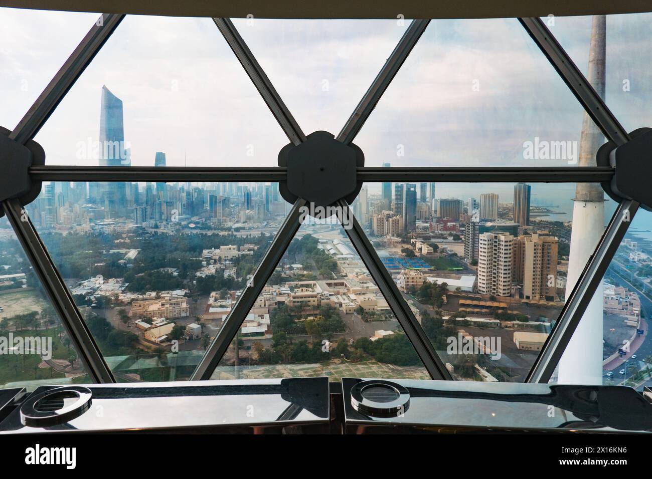 Vista dall'interno della piattaforma pubblica di osservazione delle Kuwait Towers, Kuwait City Foto Stock