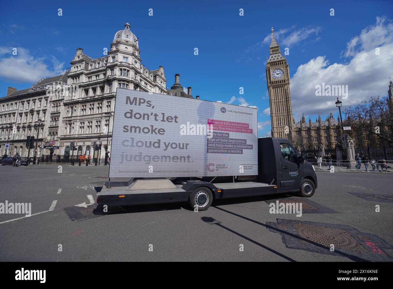 Londra 15 aprile 2024 . Un furgone porta una pubblicità fuori dal Parlamento con il messaggio "MP's don's don't let Smoke cloud your Judgment" di Cancer Research. Martedì i parlamentari discuteranno i piani per severe leggi contro il tabacco, in quanto il governo vuole introdurre la prima generazione senza fumo del Regno Unito in un importante intervento di sanità pubblica. Chiunque compia 15 anni da quest'anno sarebbe vietato di acquistare sigarette ai sensi della legge sul tabacco e i vapori, il che rende i vapes meno attraenti per i bambini.credito: amer ghazzal/Alamy Live News Foto Stock