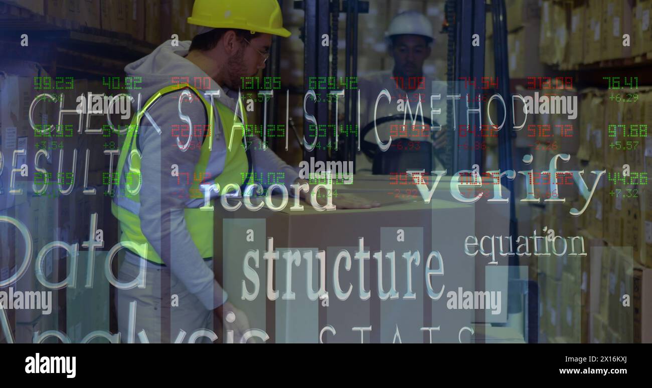 Immagine di testi di concetto aziendale su un lavoratore caucasico che impilava scatole di consegna su un carrello elevatore Foto Stock