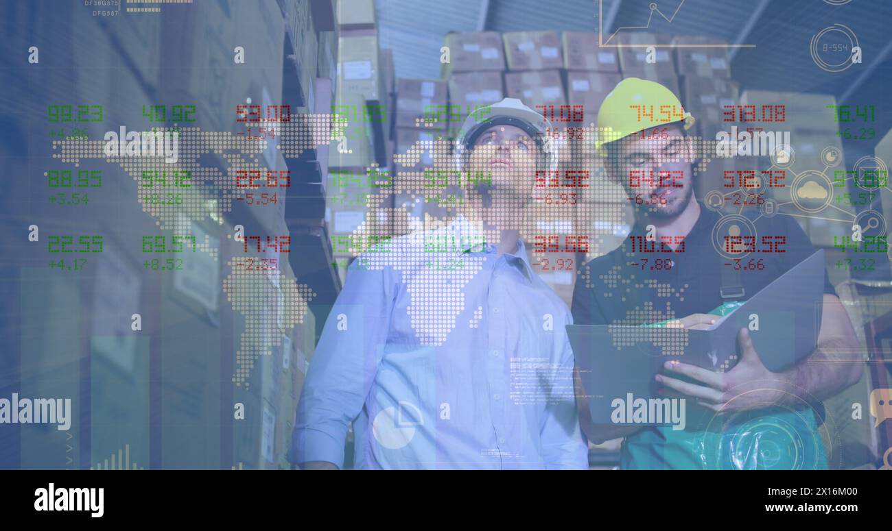 Immagine dell'elaborazione dei dati su lavoratori maschi caucasici in magazzino Foto Stock