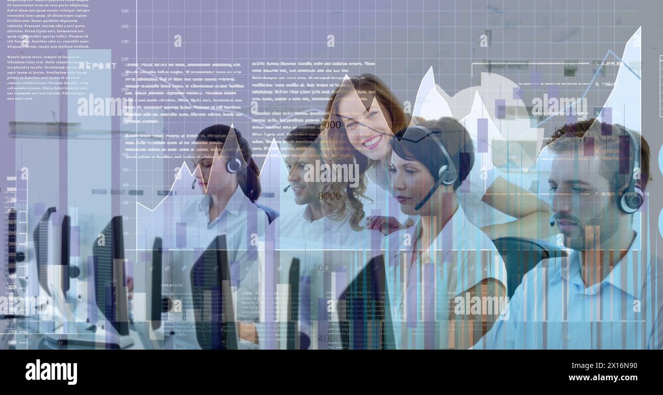 Immagine dell'elaborazione dei dati statistici su diversi dirigenti dell'assistenza clienti che lavorano in ufficio Foto Stock