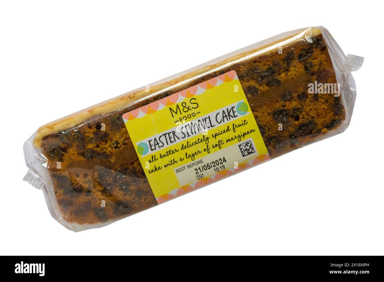 Torta di Pasqua al Simnel da M&S isolata su sfondo bianco - torta di frutta con burro delicatamente speziata con uno strato di morbido marzapane Foto Stock