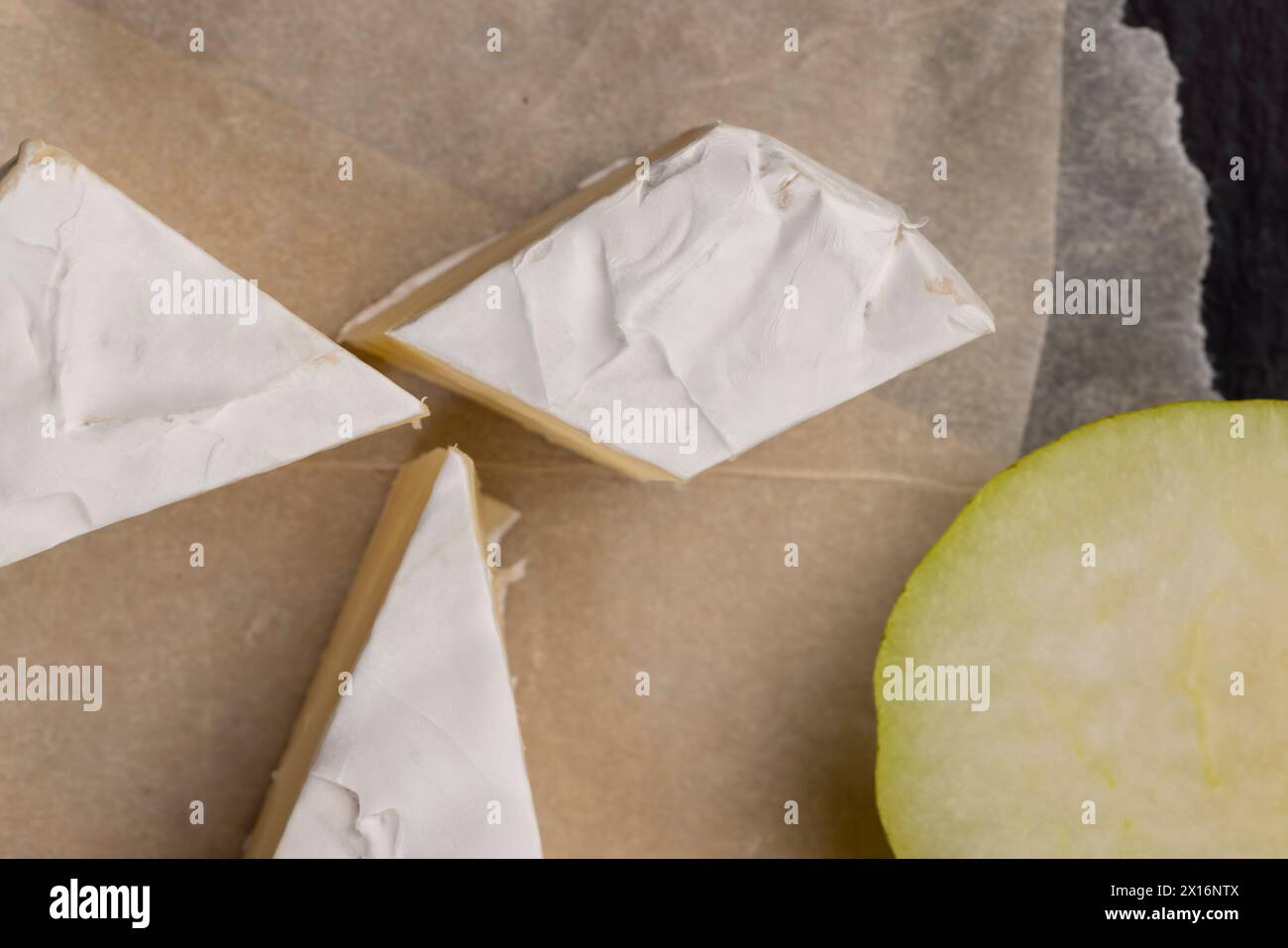 formaggio rotondo bianco con muffa sul tavolo, formaggio fresco morbido con muffa bianca nobile che si può mangiare Foto Stock
