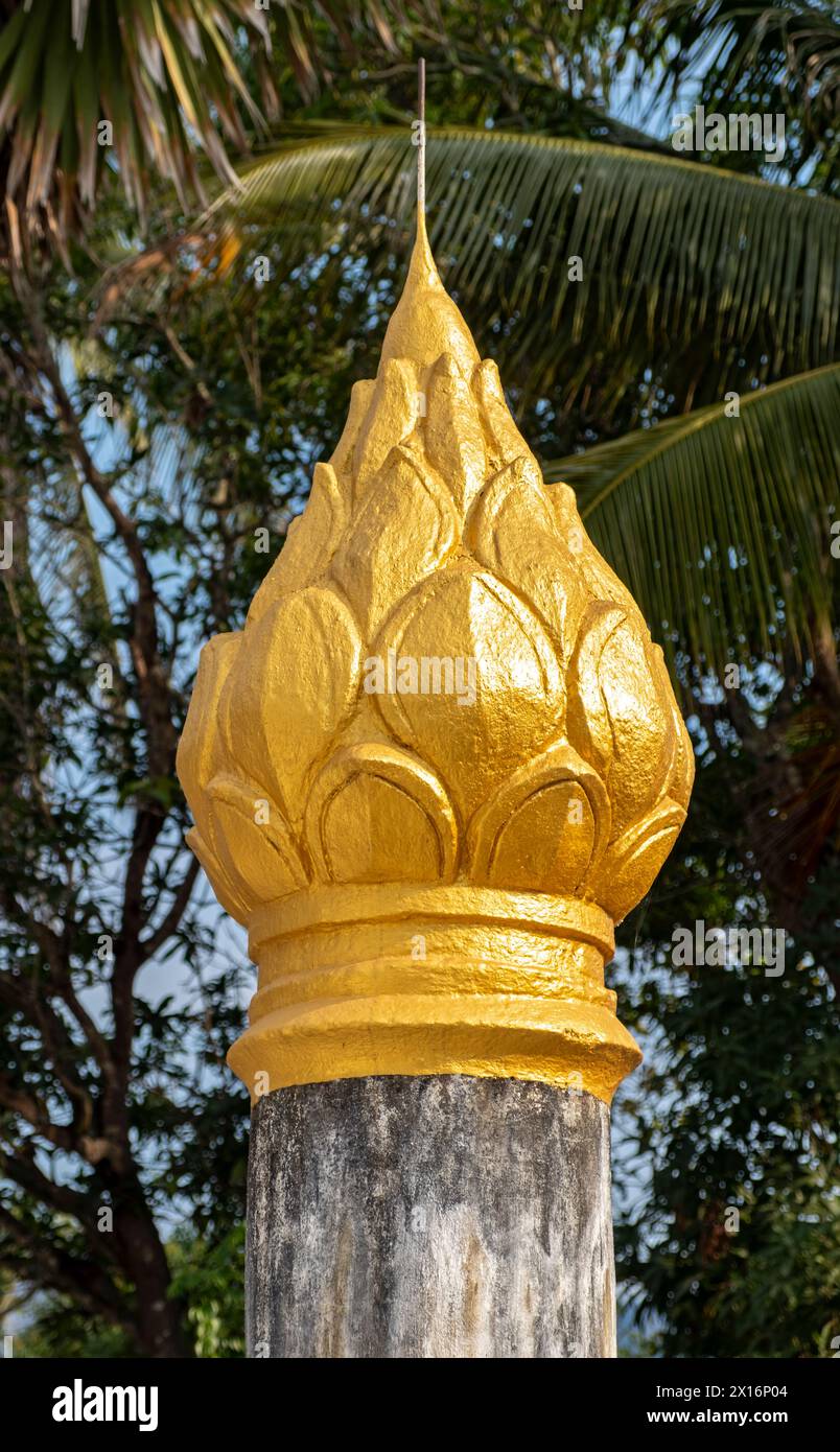 Scultura dorata di fiore di loto, tempio Wat Wisunarat, Luang Prabang, Laos Foto Stock