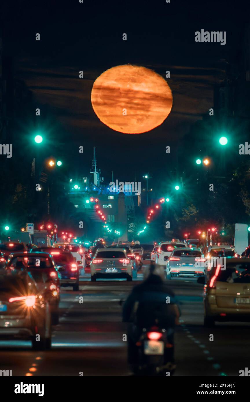 Grande luna piena nel mezzo di Avenida del Puerto di notte (Valencia - Spagna) Foto Stock