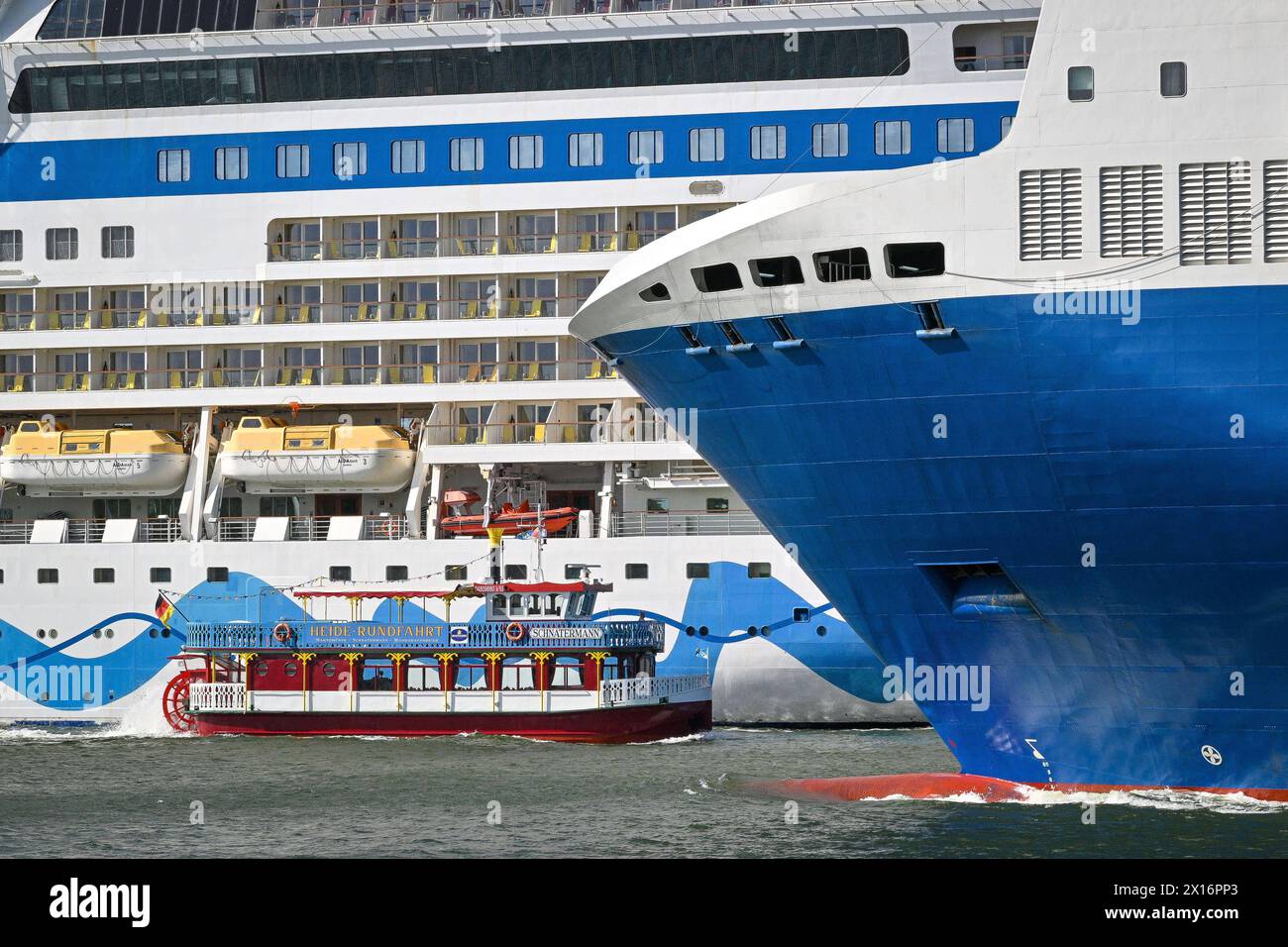 Deutschland startet Kreuzfahrtsasion Warnemünde, Deutschland,14.04.2024, Die Kreuzfahrtsasion 2024 ist in Deutschland gestartet mit dem einlaufen AIDAMAR in Warnemünde. Insgesamt rechnen die Hafenbetreiber vom Rostock Port in diesem Jahr mit 148 Anläufen von 38 Kreuzfahrtschiffen. *** La Germania inizia la stagione delle crociere Warnemünde, Germania,14 04 2024, la stagione delle crociere 2024 è iniziata in Germania con l'arrivo di AIDAMAR a Warnemünde gli operatori portuali al porto di Rostock si aspettano un totale di 148 chiamate da 38 navi da crociera quest'anno Foto Stock