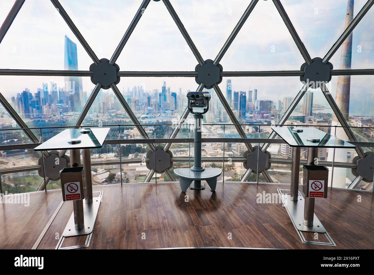 Tavoli, sedie e binocoli all'interno della piattaforma pubblica di osservazione Kuwait Towers, Kuwait City Foto Stock