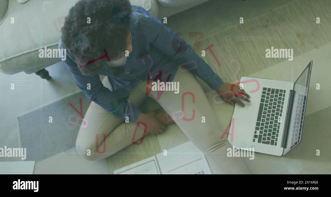 Immagine di lettere e numeri che cadono su una donna afroamericana che studia Foto Stock