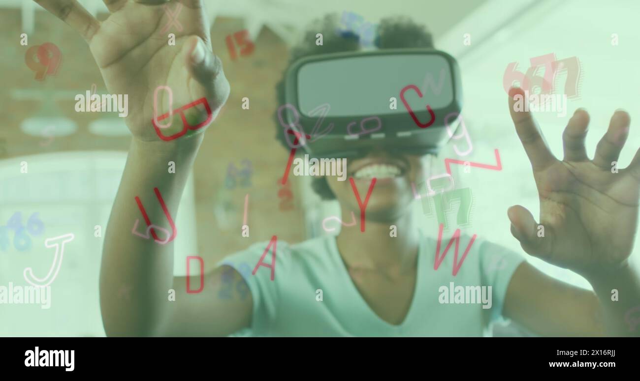 Immagine di lettere e numeri che cadono sopra una donna afroamericana che indossa un visore vr Foto Stock