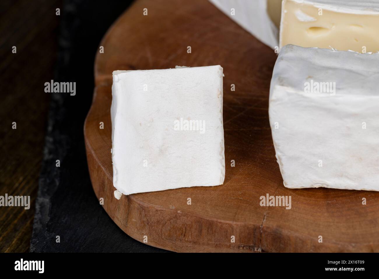 formaggio a fette con muffa bianca, delizioso formaggio a fette con muffa bianca commestibile Foto Stock