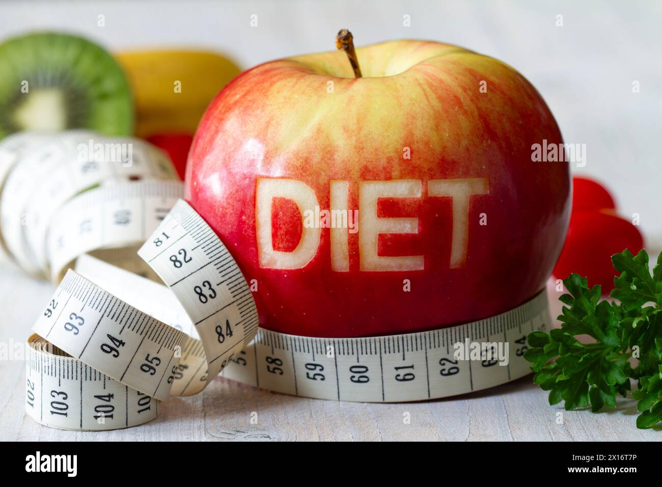 Mela rossa con dietetica ritagliata, metro e frutta, dieta e stile di vita sano Foto Stock