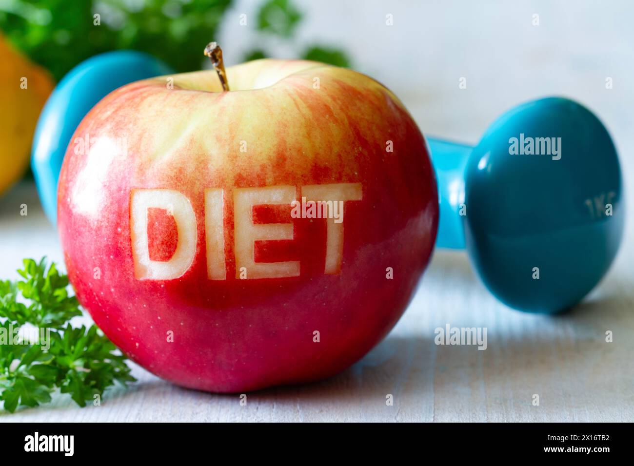 Mela rossa con dieta parola ritagliata e mentore, dieta e concetto di stile di vita sano Foto Stock