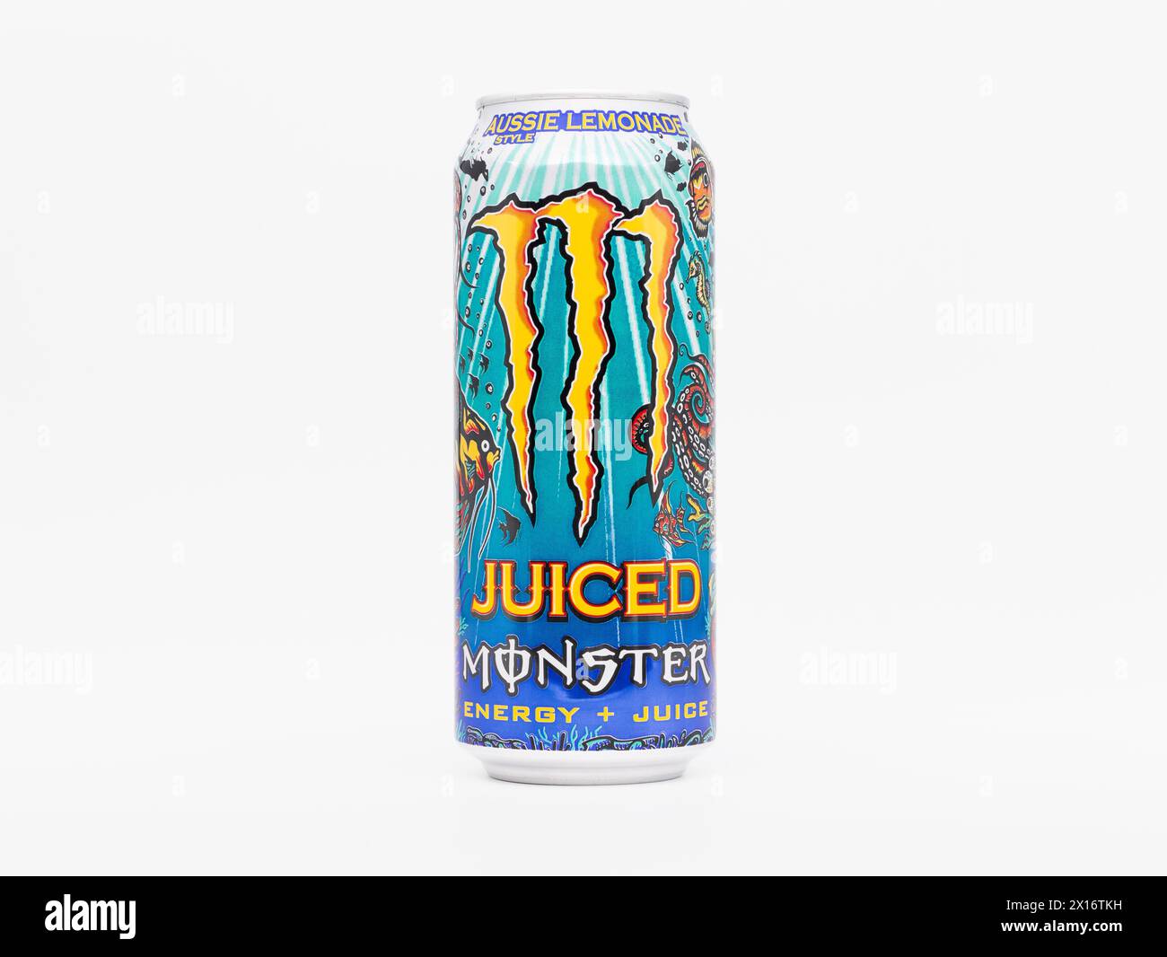Monster Energy Aussie Lemonade Juiced Beverage. La lattina ha un design subacqueo con l'iconico artiglio di colore giallo. La bevanda ha un sapore di agrumi. Foto Stock
