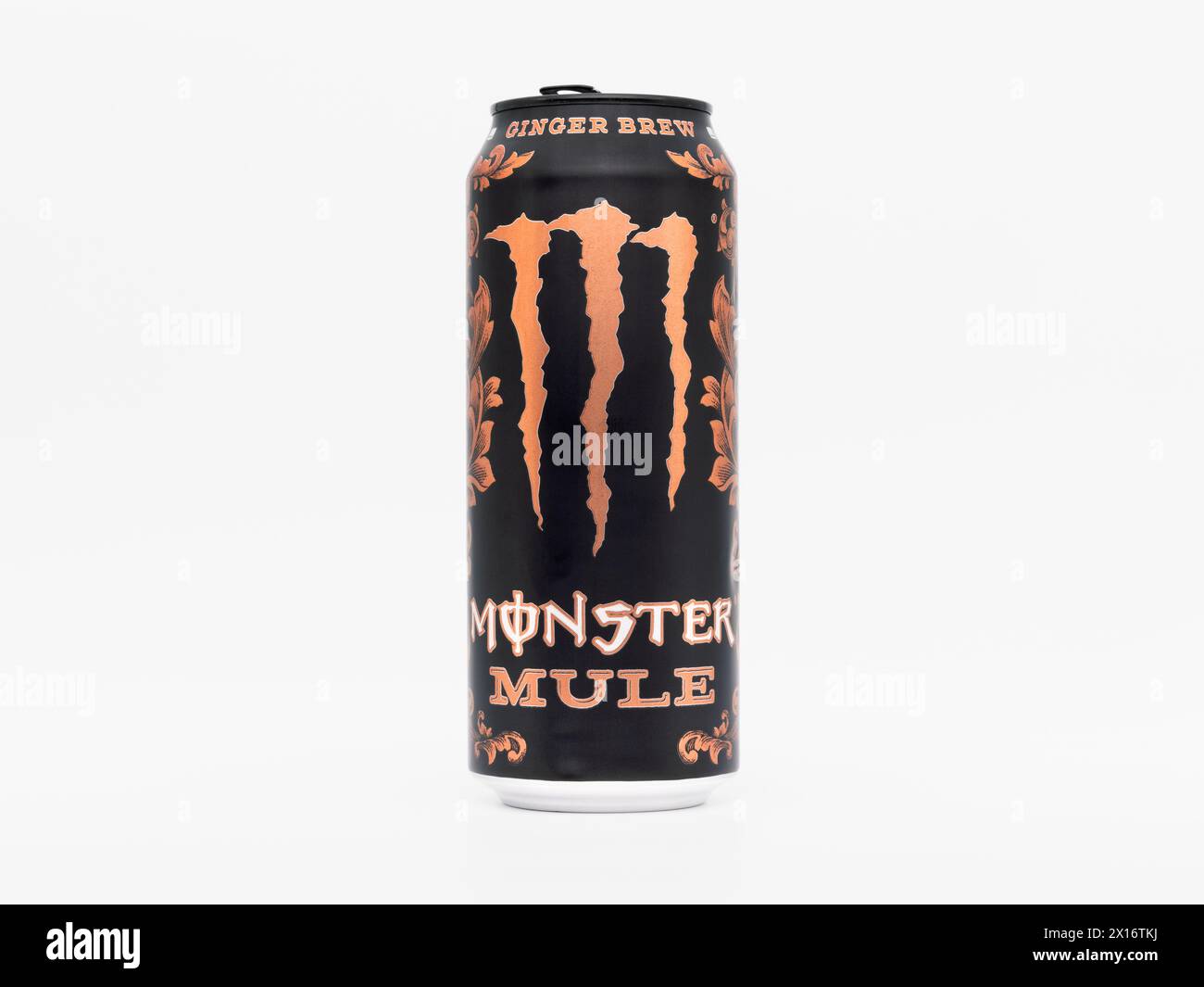 Bevanda Monster Energy Mule Ginger Brew. La bevanda energetica senza zucchero è in una lattina nera opaca con un artiglio di bronzo. Il sapore non ha calorie. Foto Stock
