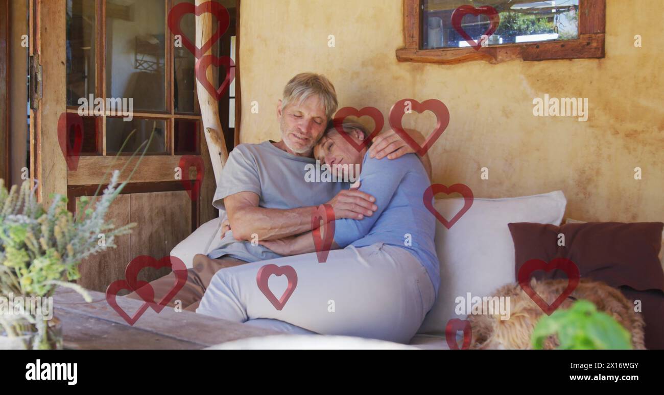 Immagine di cuori rossi su una coppia innamorata che abbraccia Foto Stock
